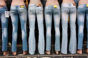 English: Mannequins wearing jeans in Sânnicola...