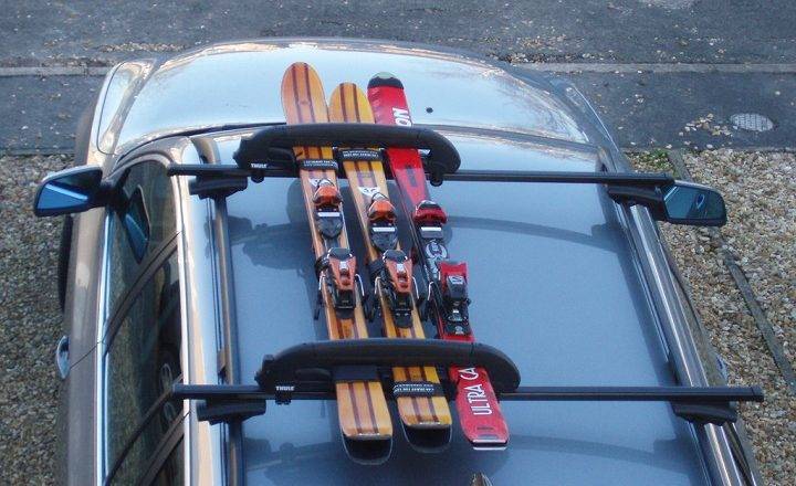 Namestite smučarsko opremo na streho avta