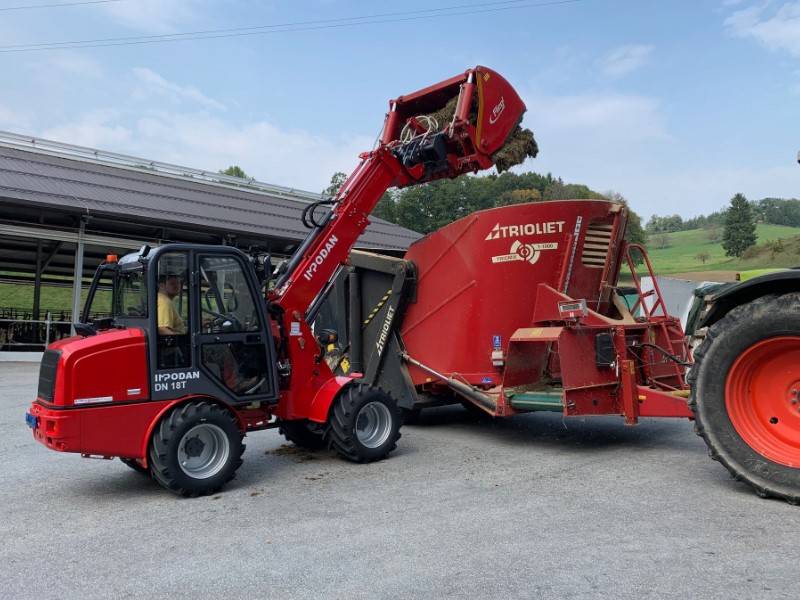 Dvoriščni nakladalniki za prenos materiala