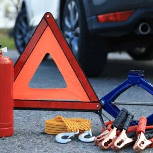 Oprema, ki jo mora imeti voznik v avtomobilu v skladu z zakonodajo države